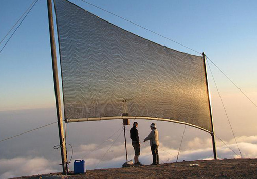 Nebelkollektoren filtern Wasser aus der Morgenluft der Atacama-Wüste. Hier gehen täglich bis zu 170 Liter ins Netz.