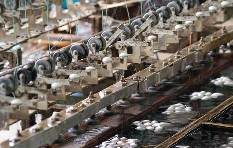 An jedem Arbeitsschritt der Textilindustrie hängt Wasser – vom seidenen Faden bis zum fertigen Kleidungsstück.